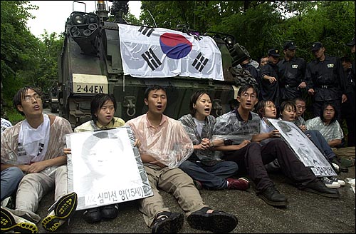 3일 오전 경기도 파주시 소재 전차훈련장으로 이동하는 미군장갑차앞을 가로막고 시위를 벌이는 한총련 대학생들. ⓒ 오마이뉴스 권우성 